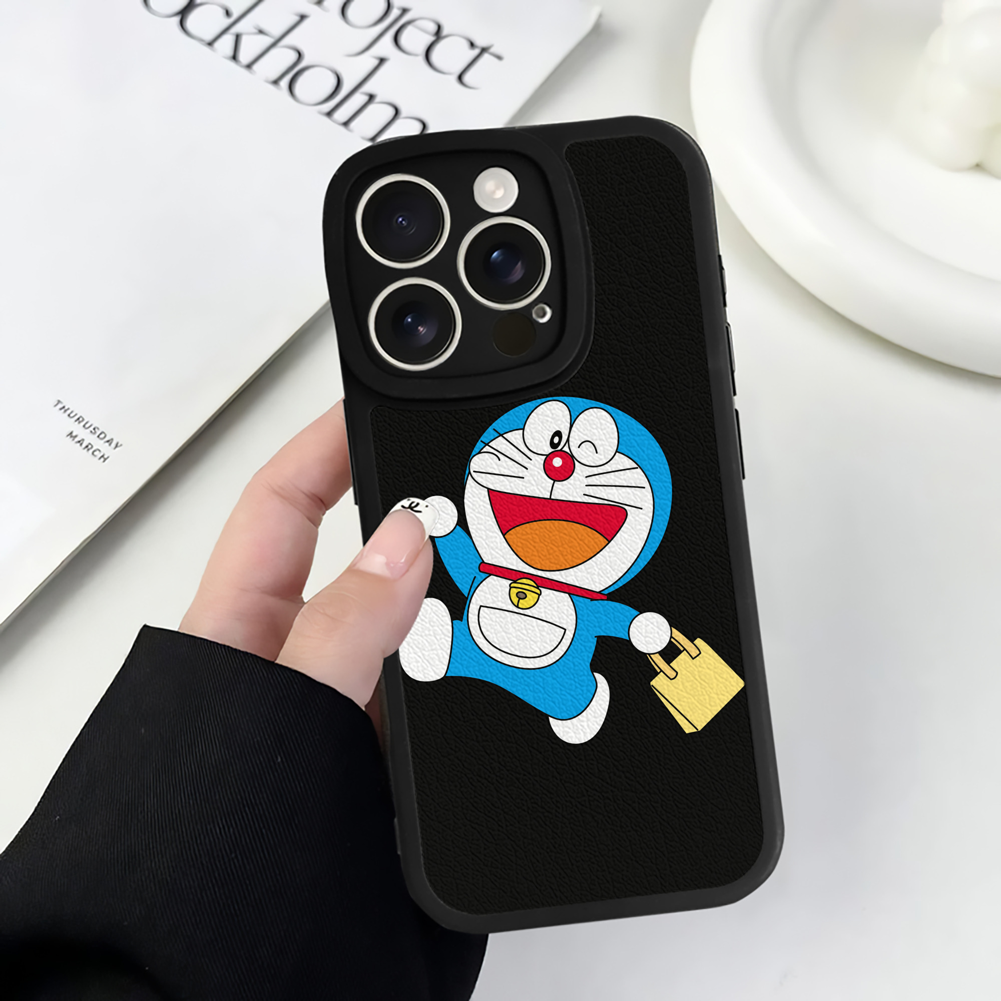 （画像用） ドラえもん Doraemon 【iPhone 16シリーズ対応】シリコンスマホケース（レザー調） 材質：シリコン